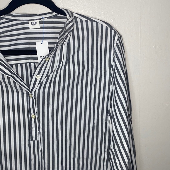 GAP Tops - 💫Trendy NWT Grey and white half button down long sleeved!